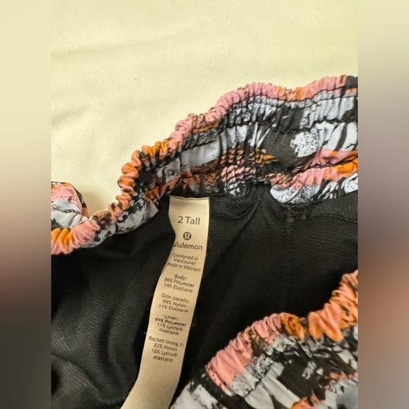 Lululemon Hotty Hot Short II *Long 4" - Picture 6 of 9